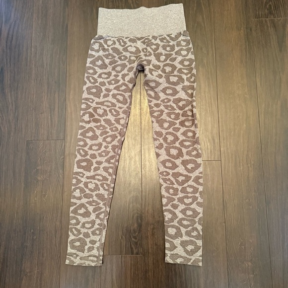 NVGTN Khaki Green Leopard Seamless Leggings - Picture 6 of 7